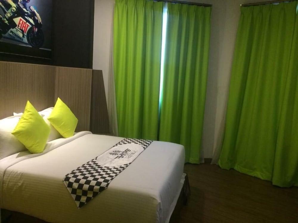 Hype Motorsport Hotel נילאי מראה חיצוני תמונה