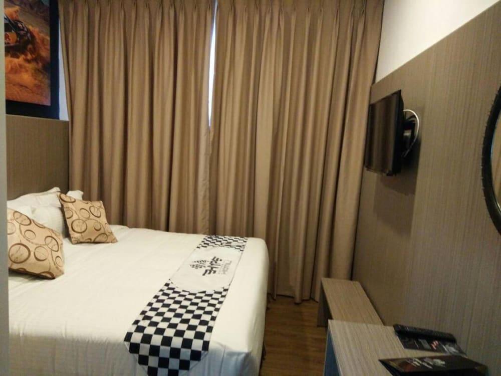 Hype Motorsport Hotel נילאי מראה חיצוני תמונה