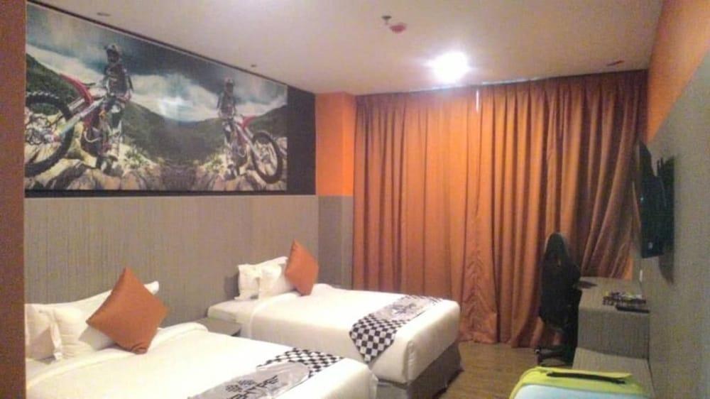 Hype Motorsport Hotel נילאי מראה חיצוני תמונה
